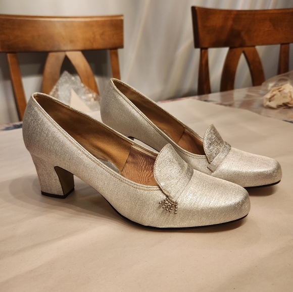 Vintage Silver American Girl Pumps - Size 6, 2.5" Heel - Picture 2 of 11
